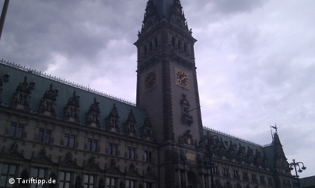 Bei Tage macht HTC Desire akzeptable Fotos wie hier vom Hamburger Rathaus